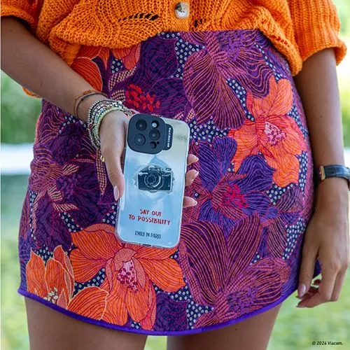 Capa TPU Case and Me Emily Paris para iPhone 16 Pro Max - Transparente/ Preateado Espelhado (Máquina Fotográfica)