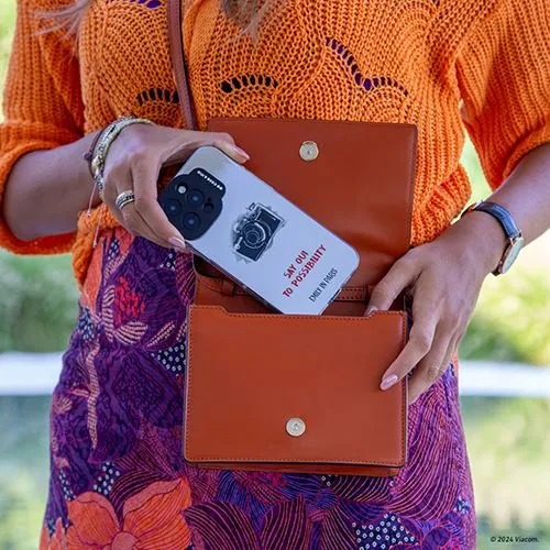 Capa TPU Case and Me Emily Paris para iPhone 16 Pro Max - Transparente/ Preateado Espelhado (Máquina Fotográfica)
